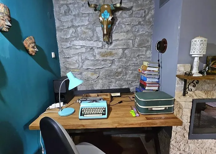 India - Bibliothek 度假居 Ledenik